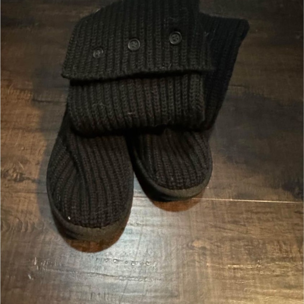 Women’s black sweater Uggs!